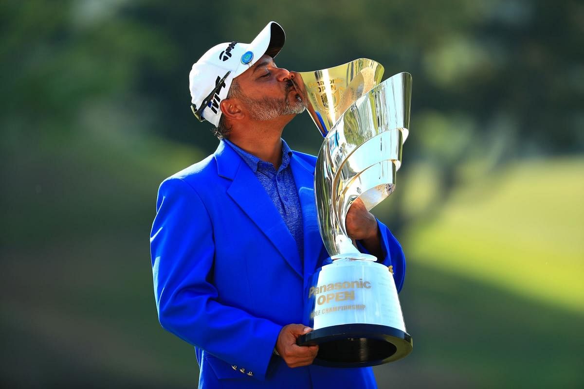 Rahil Gangjee plants a kiss on the Panasonic Trophy after scoring a thrilling win in Osaka on Sunday. ASIAN TOUR