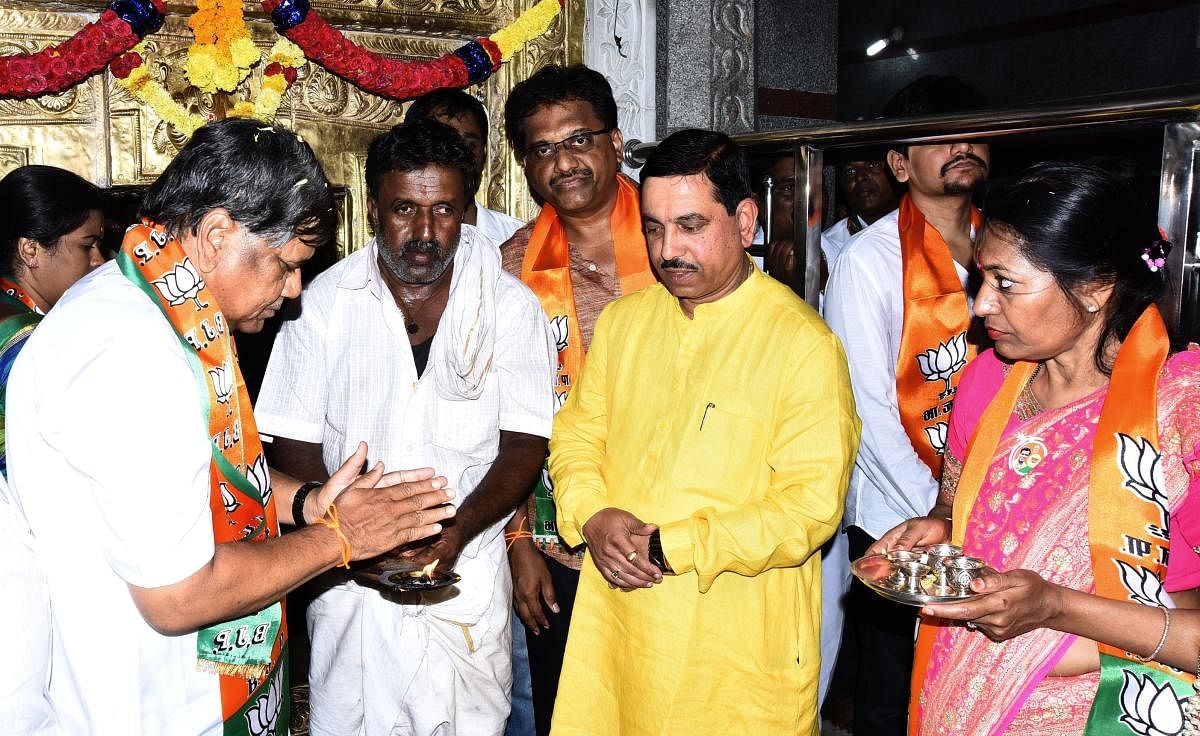 Jagadish Shettar during his visit to Maruti Temple at Nagashettikoppa, before filing the nomination, in Hubballi on Monday. Pralhad Joshi, Shilpa Shettar and others are present.