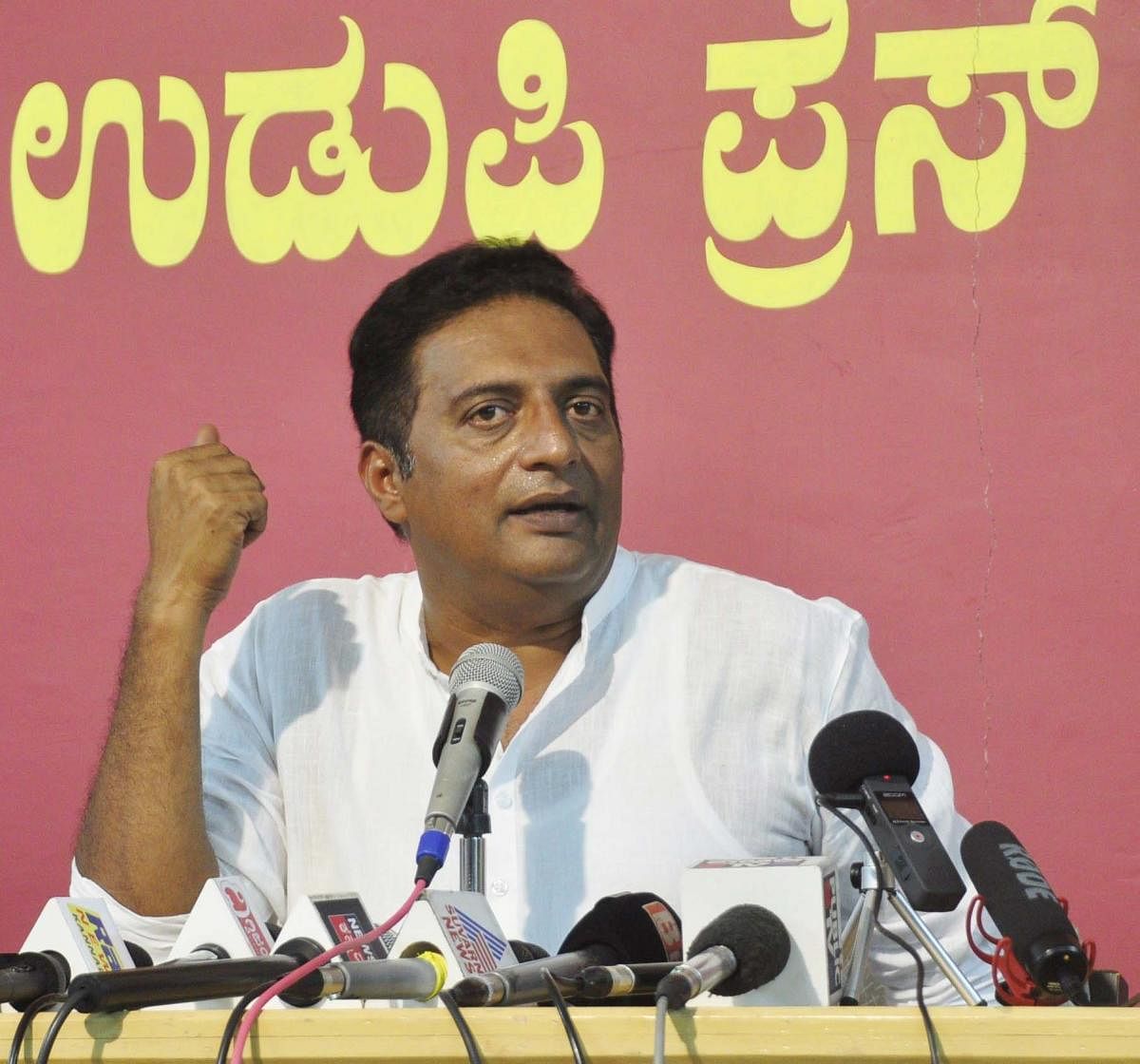 Actor Prakash Raj speaks at an interaction with mediapersons in Udupi on Tuesday.