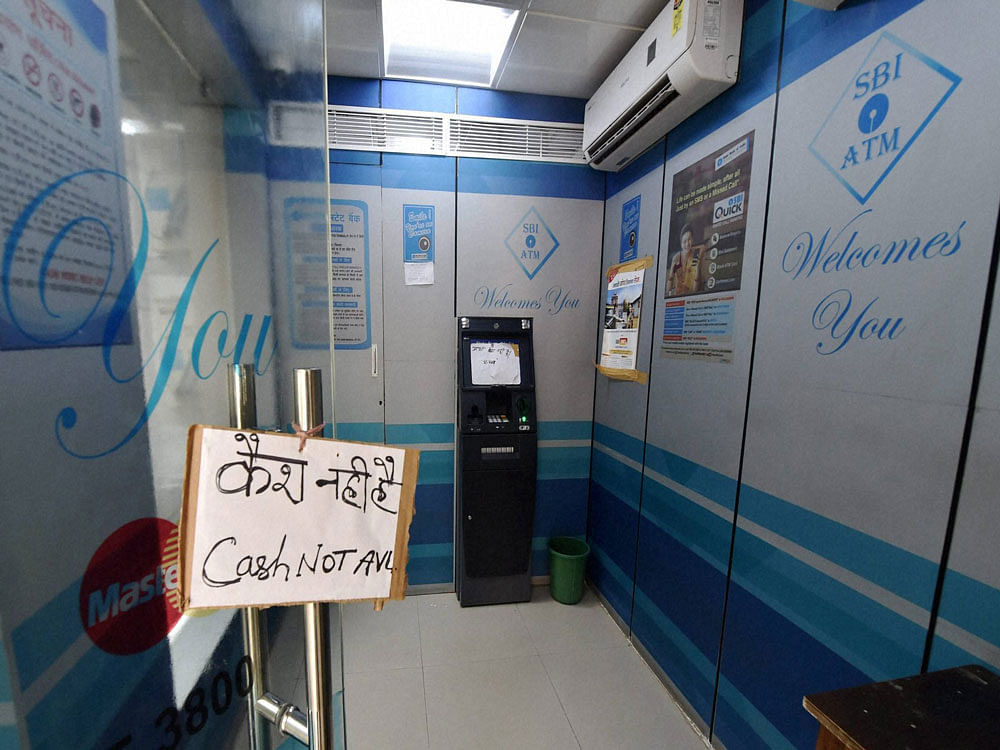 the State Bank of India, the country’s largest bank, has said that there is a shortage of Rs 70,000 crore in the supply, which is about a third of the monthly withdrawals from ATMs. (PTI file photo)