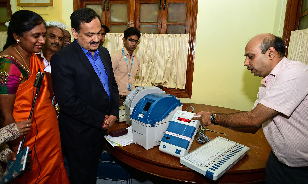 An officer demonstrates the use of new-generation Mark-3 EVMs and VVPAT machines to chief electoral officer Sanjiv Kumar in Bengaluru on Wednesday. dh photo