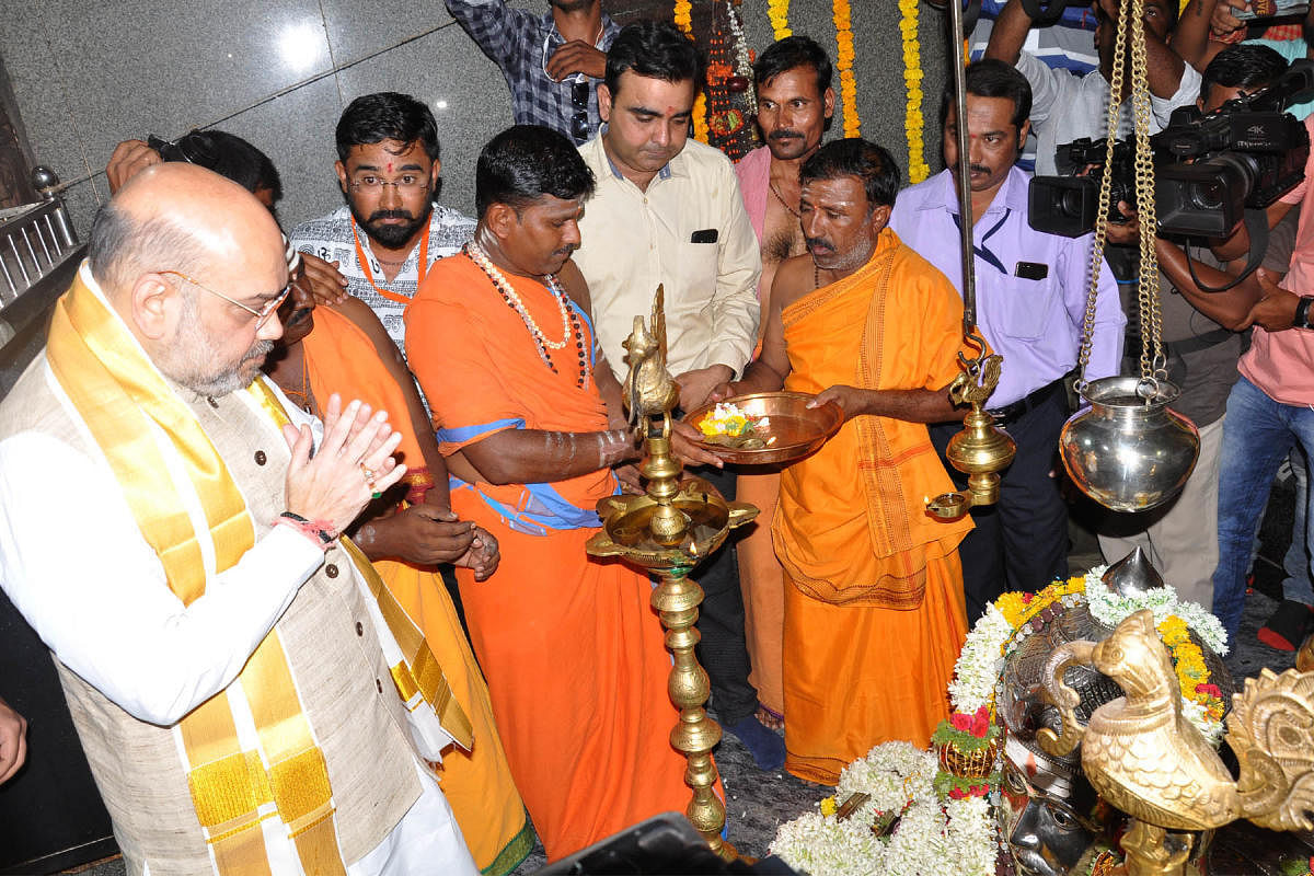 BJP president Amit Shah offers prayers at the Sangamanath temple at Kudalasangama in Bagalkot district on Saturday. dh photo