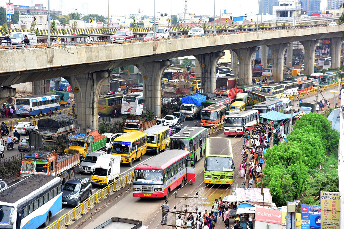 A huge traffic jam in T Dasarahalli 8th Mile, after festival holidays people return to city, in Bengaluru on Monday. Photo/ B H Shivakumar