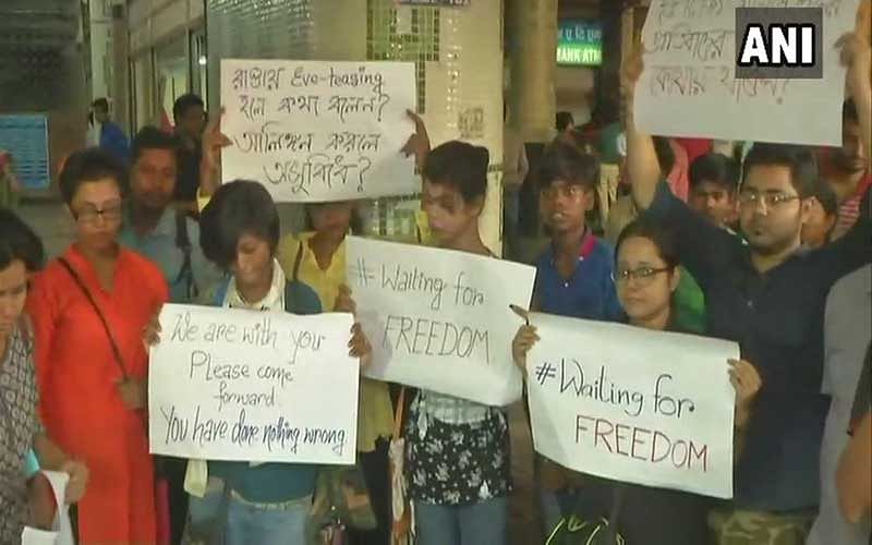 Condemning the incident, citizens, carrying placards, gathered outside the Dumdum metro station on Tuesday, demanding a suo motu case by the Railway Police Force (RPF) against the assaulters. (Image: ANI Twitter)