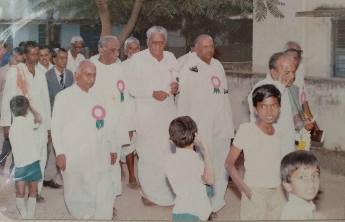 Senior Congress leaders with former MP late V Krishnarao.