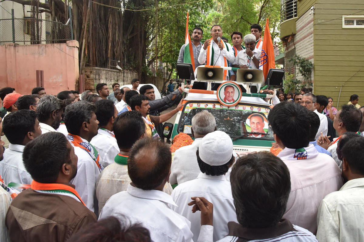 Dinesh Gundurao, Gandhinagar assembly constituency Congress candidate campaigning and seeking vote at Magadi road in Bengaluru on Monday. Photo by S K Dinesh Photo by S K Dinesh