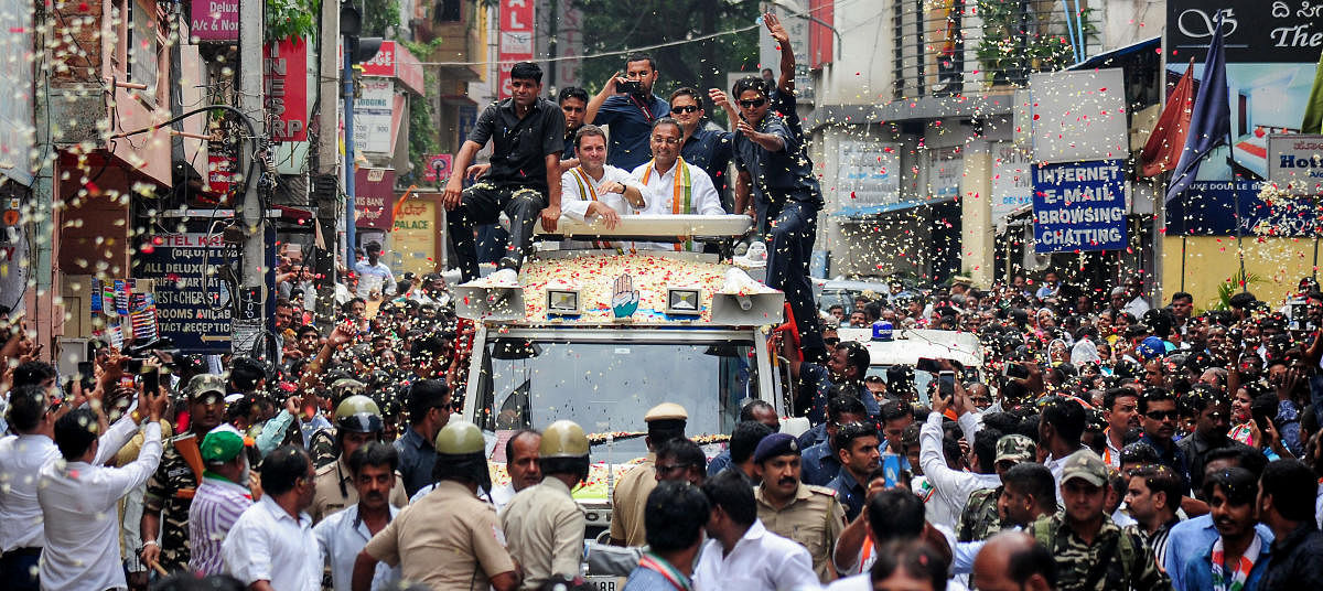 Congress president Rahul Gandhi and local MLA Dinesh Gundu Rao campaign in Gandhinagar, Bengaluru, on Wednesday. DH PHOTO