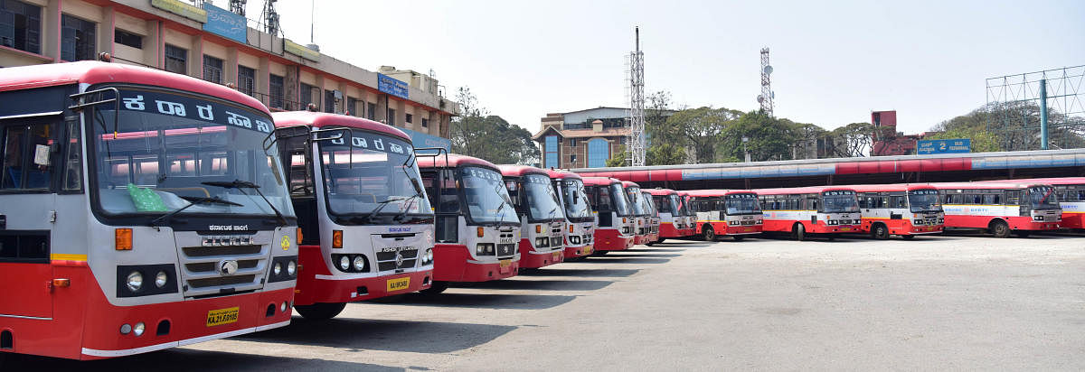 KSRTC Buses halt for the Karnataka Bandh, called by Pro kannada organisation Forum on Mahadayi river issue, at Majetic Bus Stand, in Bengaluru on Thursday. Photo/ B H Shivakumar