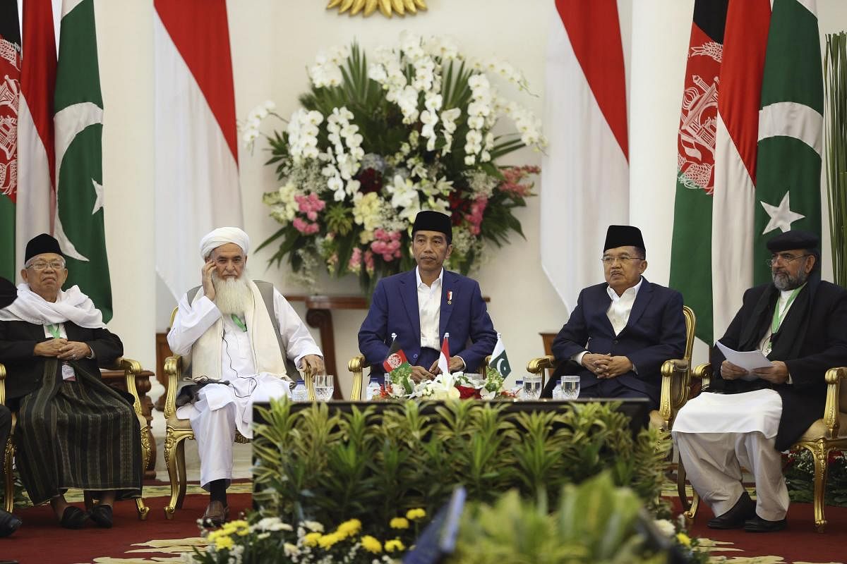 From left to right, Head of Indonesian Ulema Council Ma'ruf Amin, Head of Ulema Council of Afghanistan Qiamuddin Kashaf, Indonesian President Joko Widodo, his deputy Jusuf Kalla, and Chairman of Pakistan's Council of Islamic Ideology Qibla Ayaz attend the