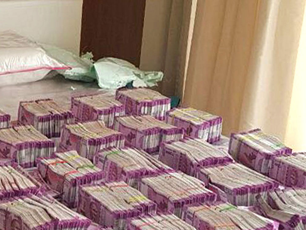 The Income Tax authorities, late on Thursday night, seized unaccounted money of Rs 2.17 crore at Eddalaboyyanahatti check-post on Rayadurga Road, bordering Andhra Pradesh. DH file photo