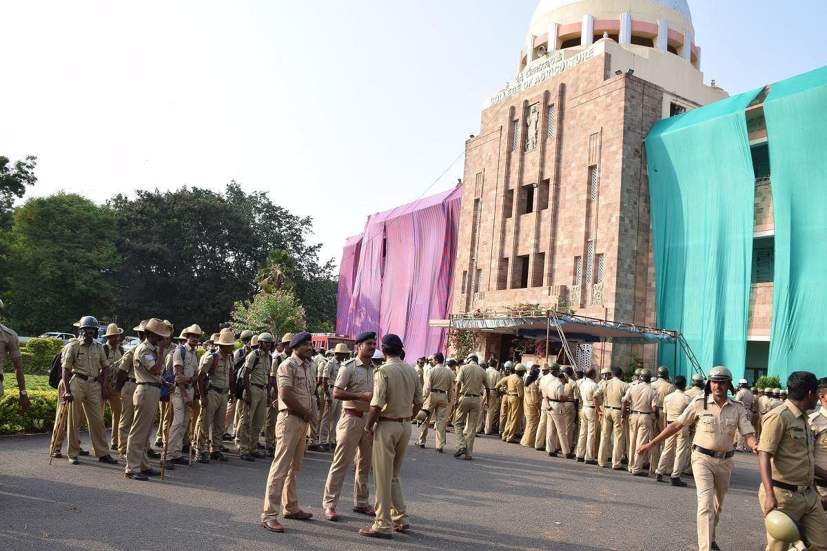 Police personnel guard the counting centre at University of Agricultural Sciences, Dharwad, on Monday. DH Photo.