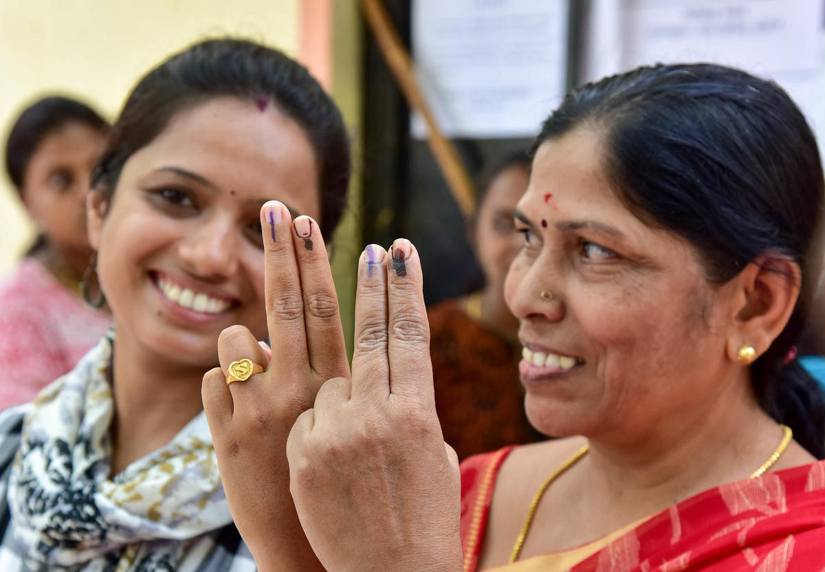 Sushma and Leela, two of the 391 women who voted in the re-polling at booth number 2 at Lottegollahalli, Hebbal Assembly constituency, on Monday. DH PHOTO/B H Shivakumar