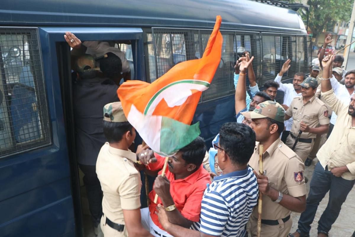 Police arresting Youth Congress workers who protested the governor's invitation to BJP to form the government without the required number of MLAs, in Shivamogga on Thursday. DH photo.