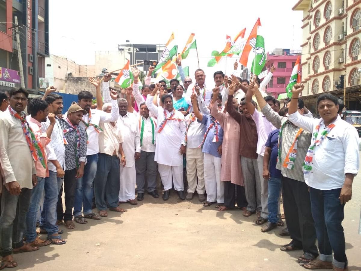 Congress party workers stage a protest at Rotary Circle in Hosapete on Friday.