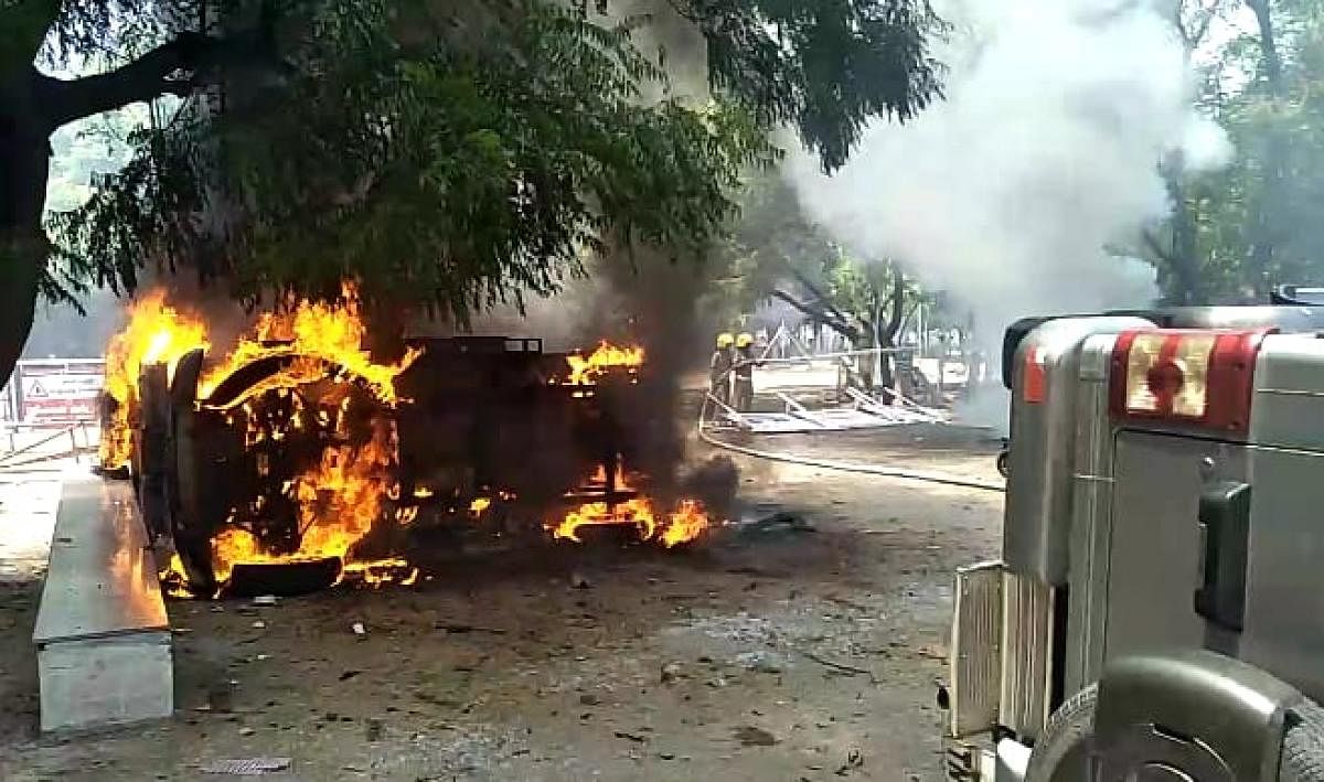 The anti-Sterlite protesters torched vehicles. (DH Photo)