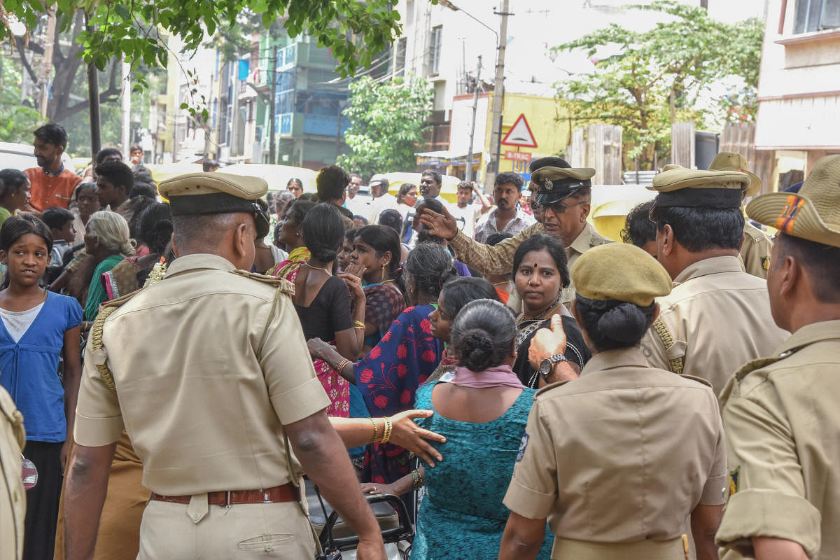 Police personnel disperse the family members and relatives of those arrested in the Chamarajpet lynching case. DH FILE/S K Dinesh