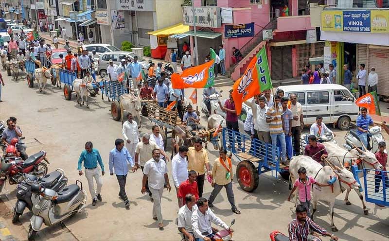 Chikmakalur: BJP workers stage a bullock-cart rally protest during their Karnataka bandh, called over the various issues of the farmers, in Chikmagalur on Monday, May, 28, 2018. (PTI Photo)