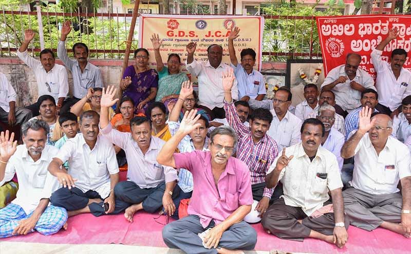 7th Day : Akila bharath Grameena Post Employees Sangha (AIGDUS) members staged dharna in front of Post Office (Near Clock Tower) in Davangere on Monday. Demanding to settle the 7th Wage revision and so on demands. Manjunath led the dharna (28-05-18), Photo By : Anup R. Thippeswamy.