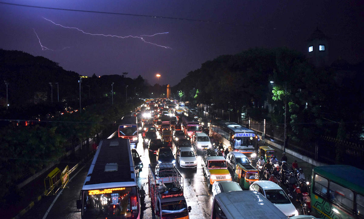 Vehicles stranded on N R Square opposite the BBMP officefollowing heavy rain on Wednesday. DH PHOTO