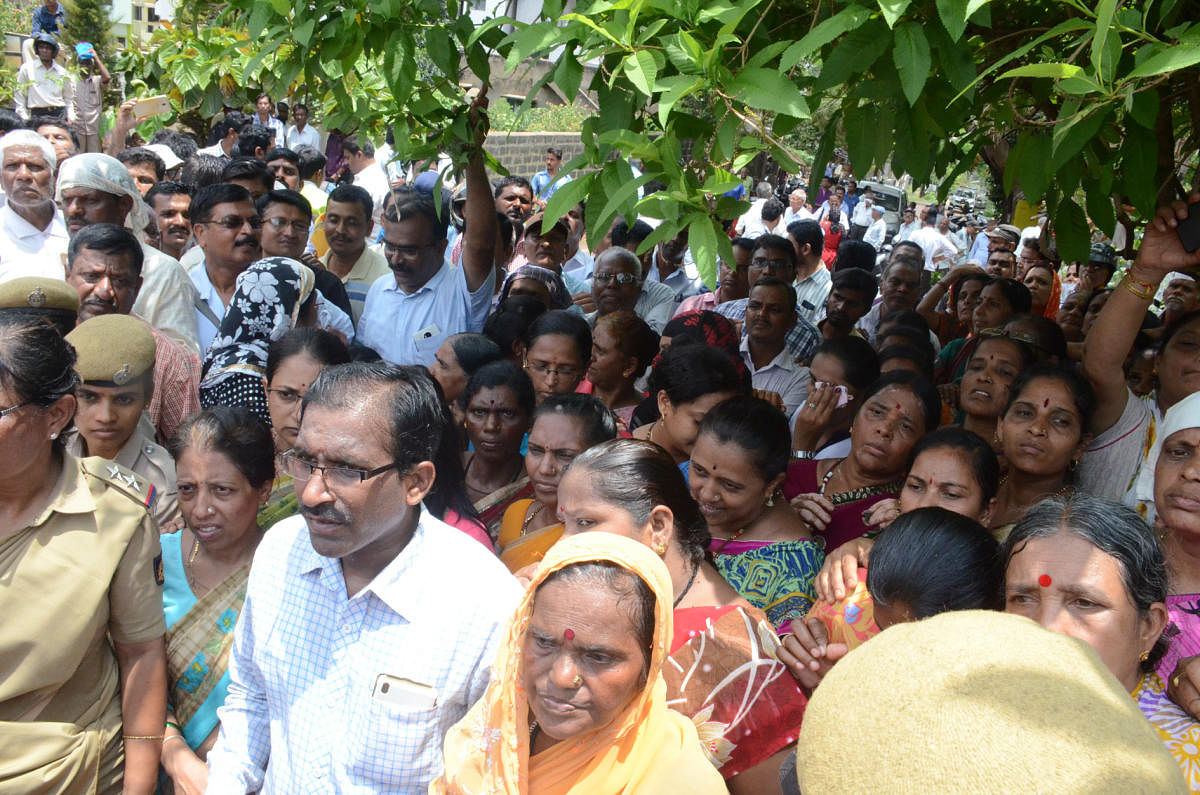 Depositors laying siege to the residence of Sangolli Rayanna Cooperative Society Chairman Anand Appugol at Hanuman Nagar in Belagavi on Thursday demanding refund of their deposits.