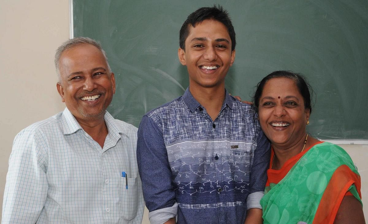 Shridhar Dodmanni with his parents