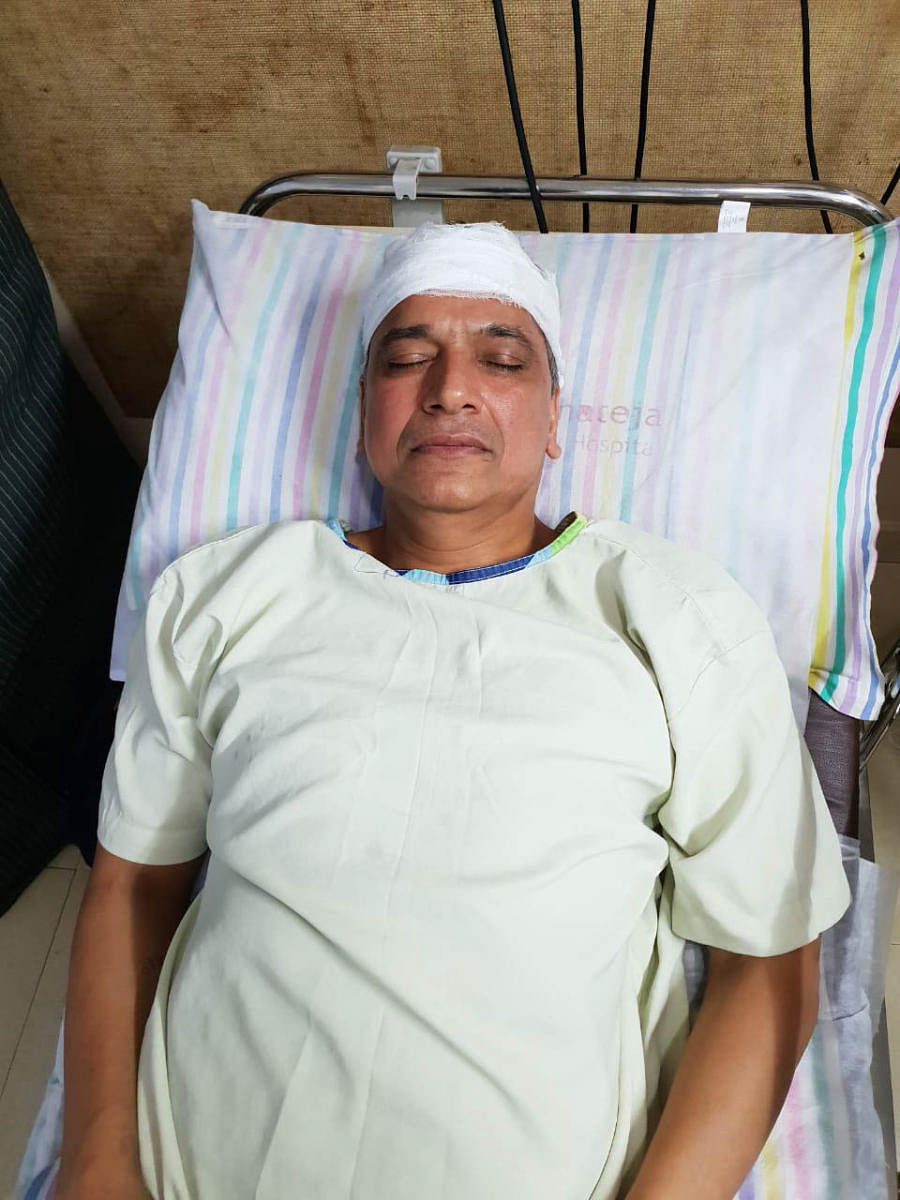 Kanhaiyalal Agarwal, who was shot at, recovering at a hospital. DH PHOTO/JANARDHAN B K