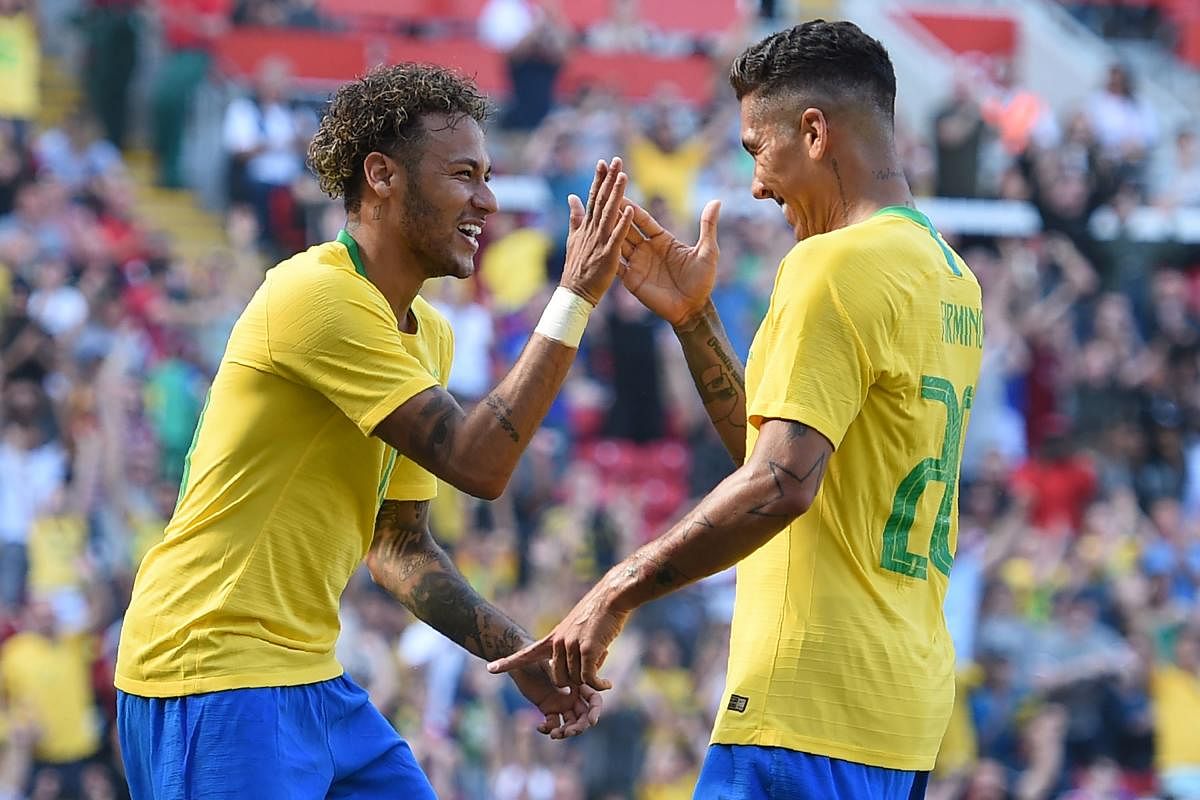 DANGEROUS DUO Brazil’s Neymar (left) and Roberto Firmino celebrate the latter’s goal against Croatia on Sunday. AFP