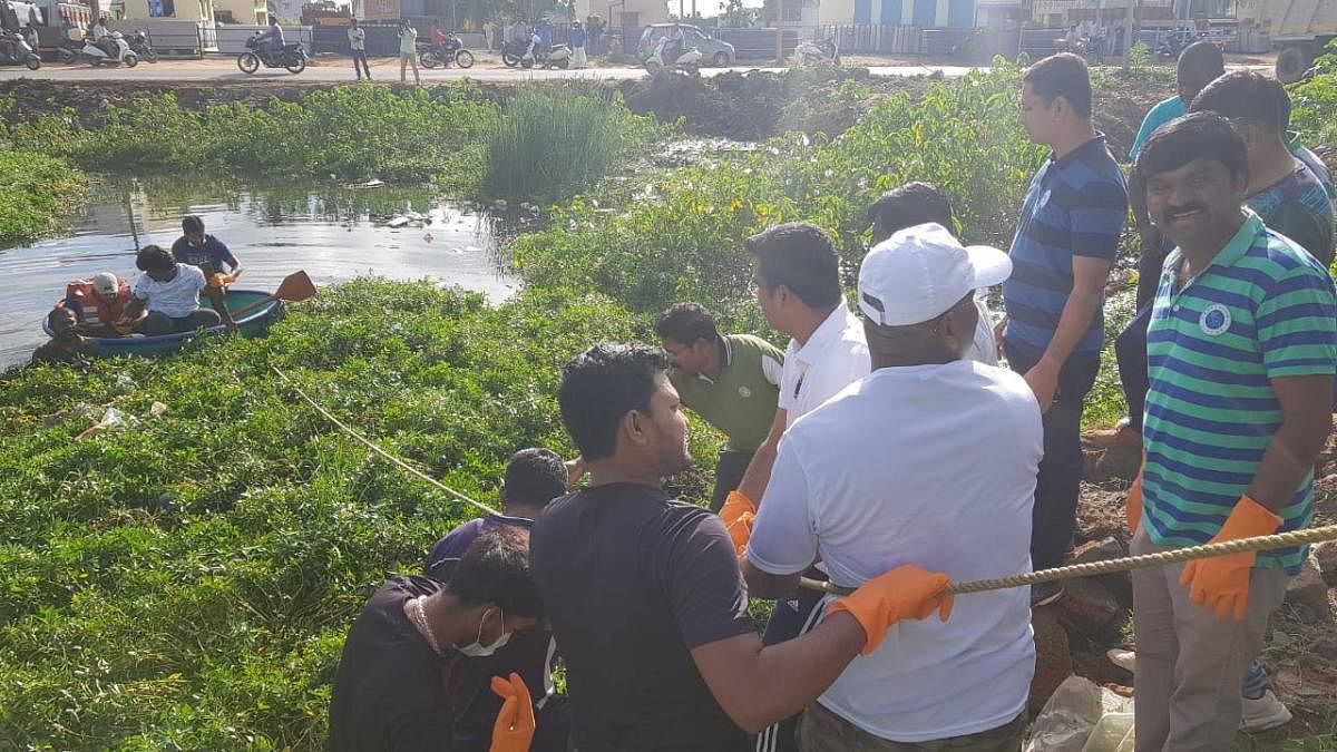 Policemen from the Anekal sub-division and 90 history-sheeters and local residents clean up the Harapanahalli Lake in Jigani near Bannerghatta on Tuesday.