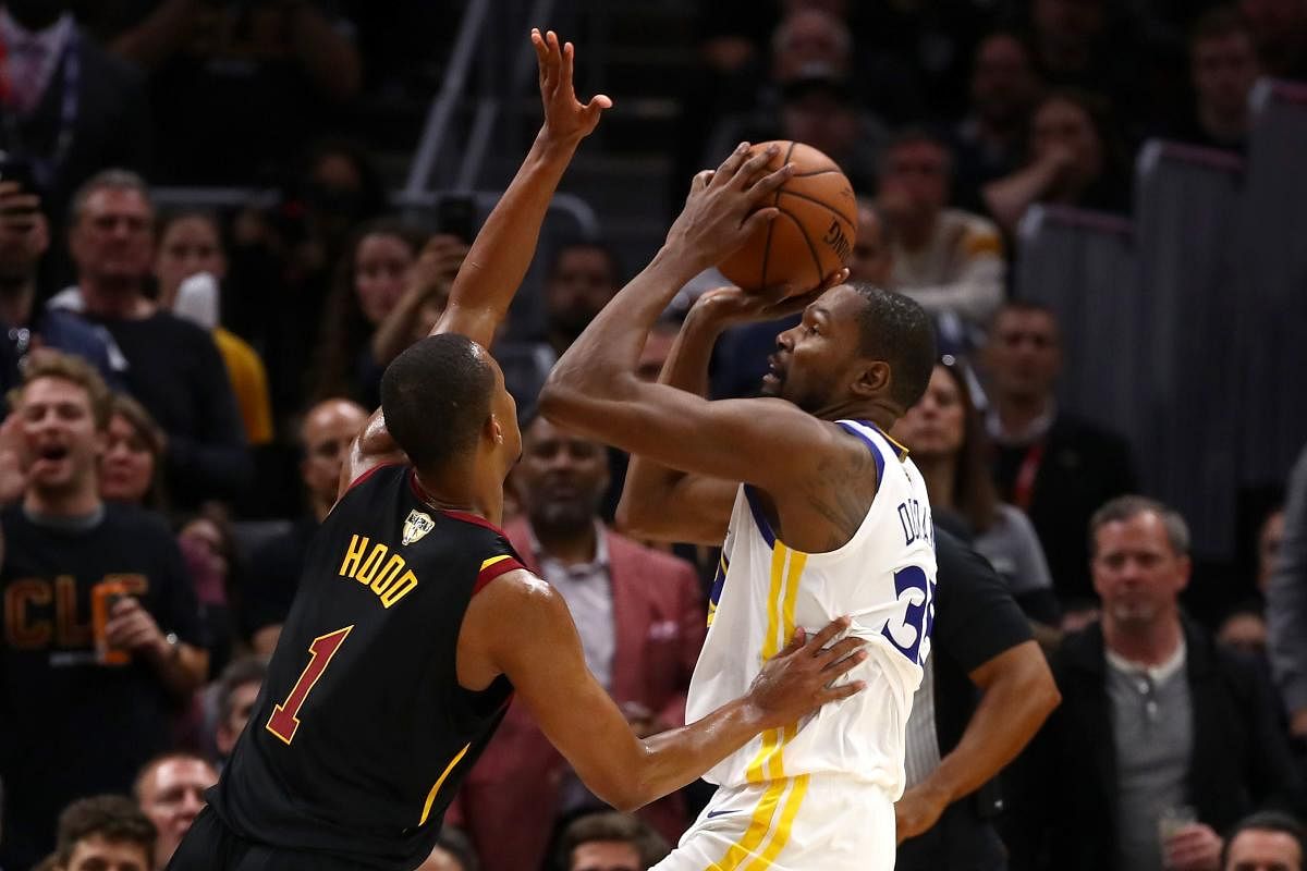 Kevin Durant (right) of the Golden State Warriors tries to score past Rodney Hood of the Cleveland Cavaliers during the third game of the 2018 NBA Finals on Wednesday. AFP