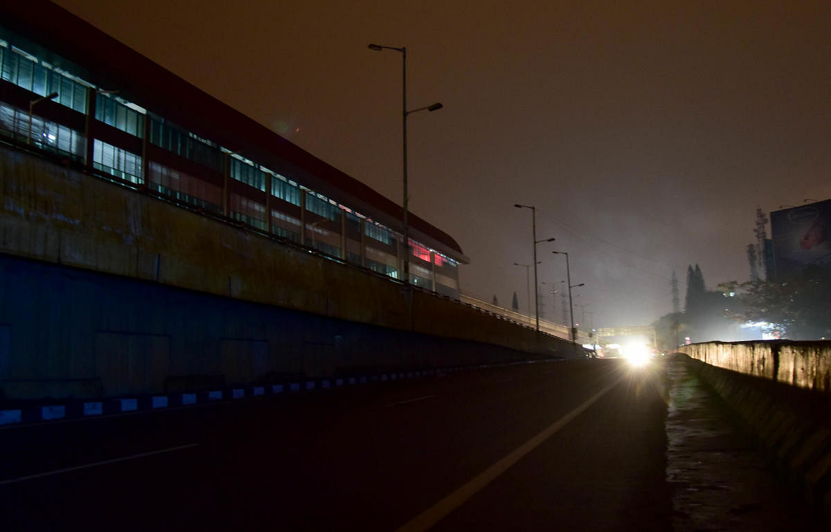 A dimly lit road near the Peenya metro station. DH Photo/B H Shivakumar