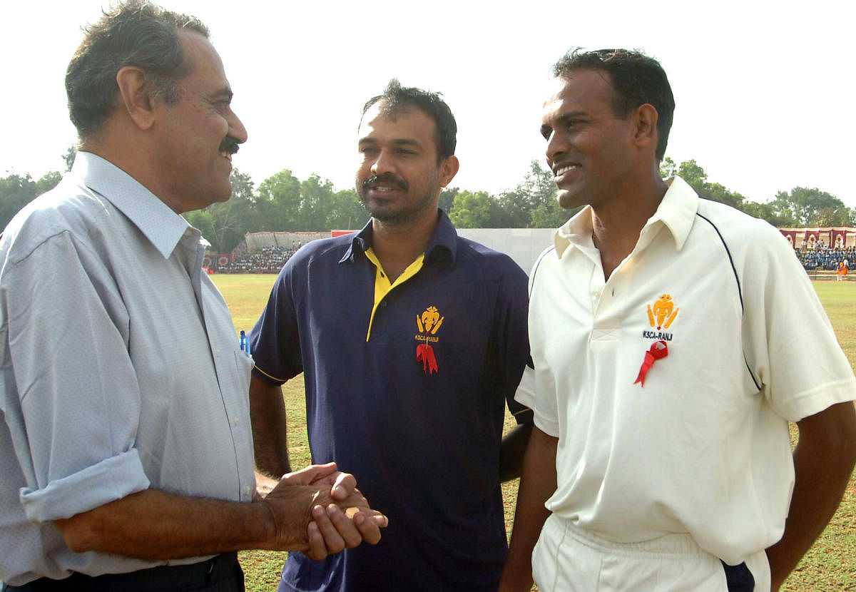 P V Shashikanth (centre) has been replaced as head-coach of Karnataka. DH file photo