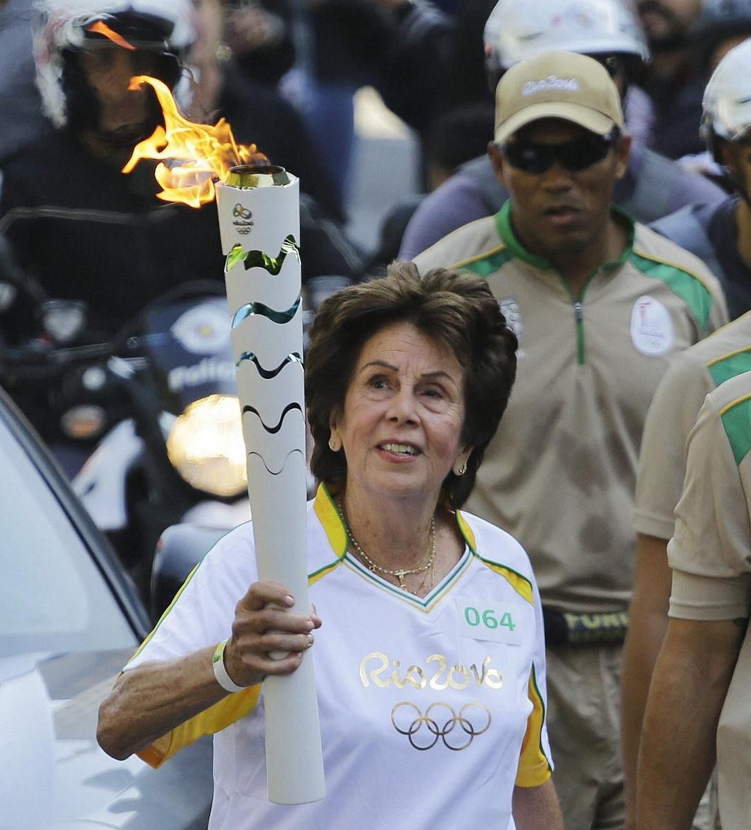 STYLE AND SUbSTANCE Maria Bueno with the Rio Olympic torch in Sao Paulo two years ago. Bueno, nicknamed ‘The Tennis Ballerina’, was one of the most elegant and successful players of her era. AP/ PTI