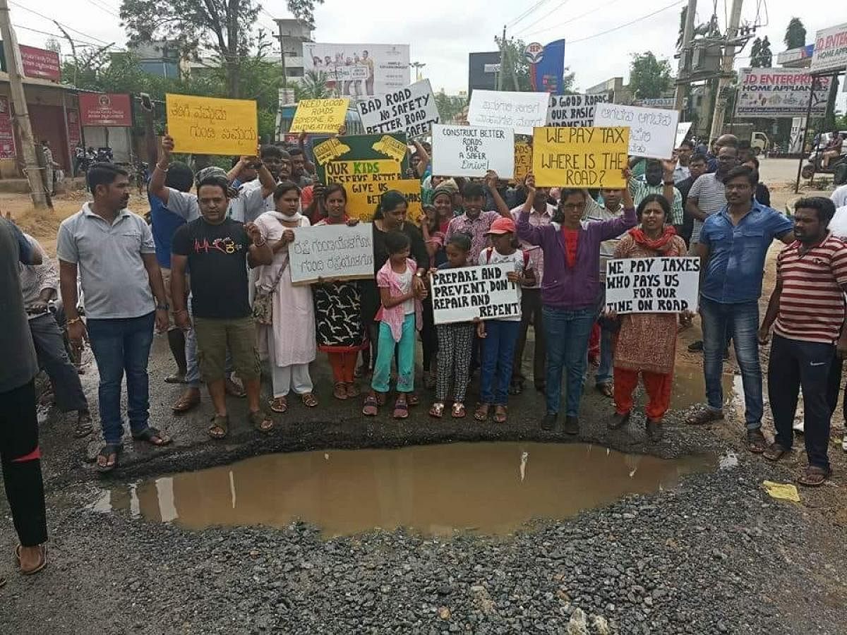 The residents of Thirumalashettyhalli protest over the poor condition of the Chikka Tirupathi Road.