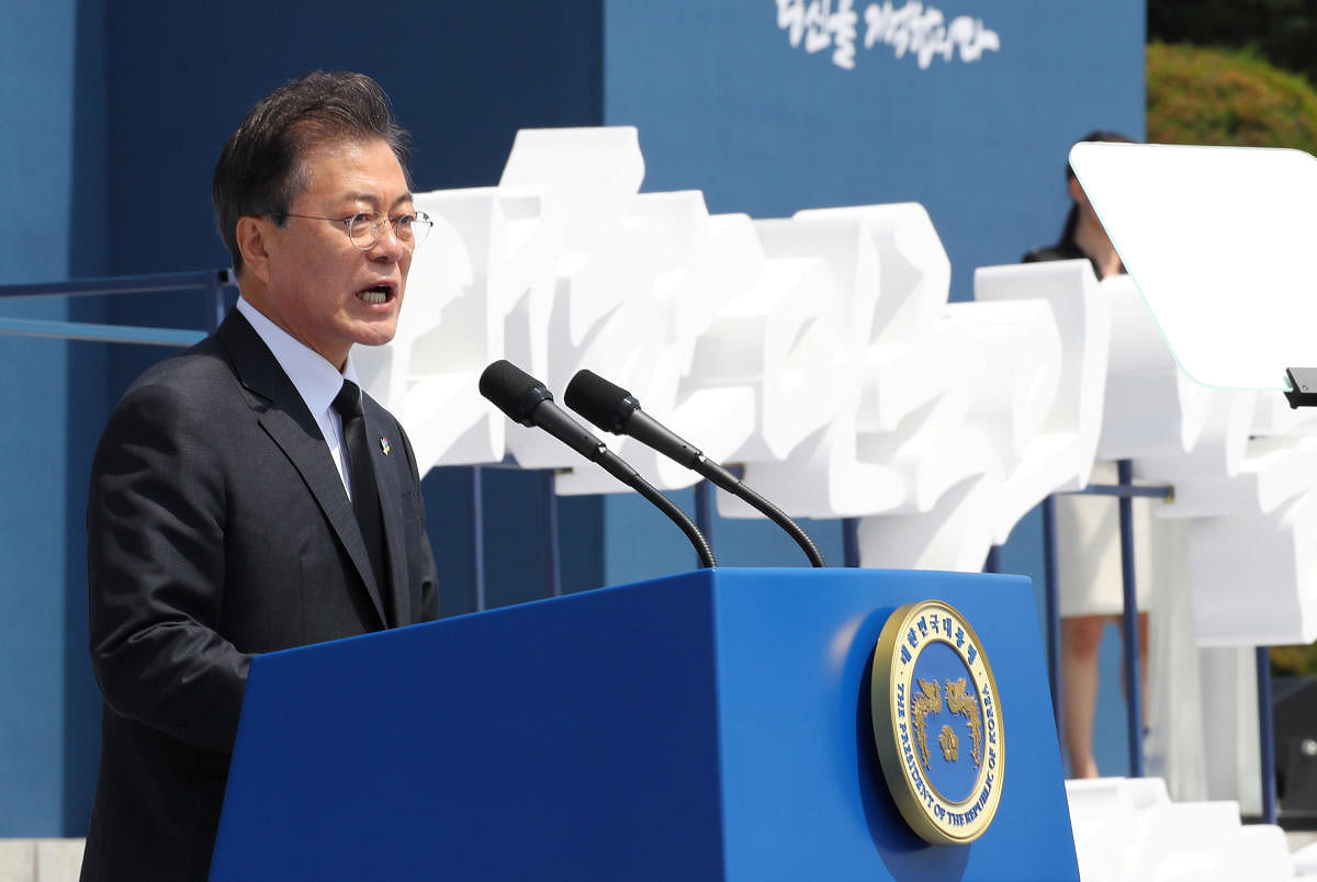 Moon and other officials watched the live broadcast of the summit before a South Korean Cabinet meeting in his presidential office today. (Reuters file photo)