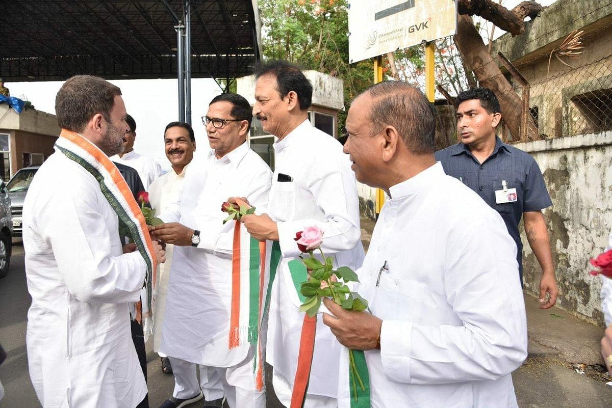 Rahul Gandhi is welcomed by state Congress leaders in Mumbai on Tuesday morning. (DH Photo)