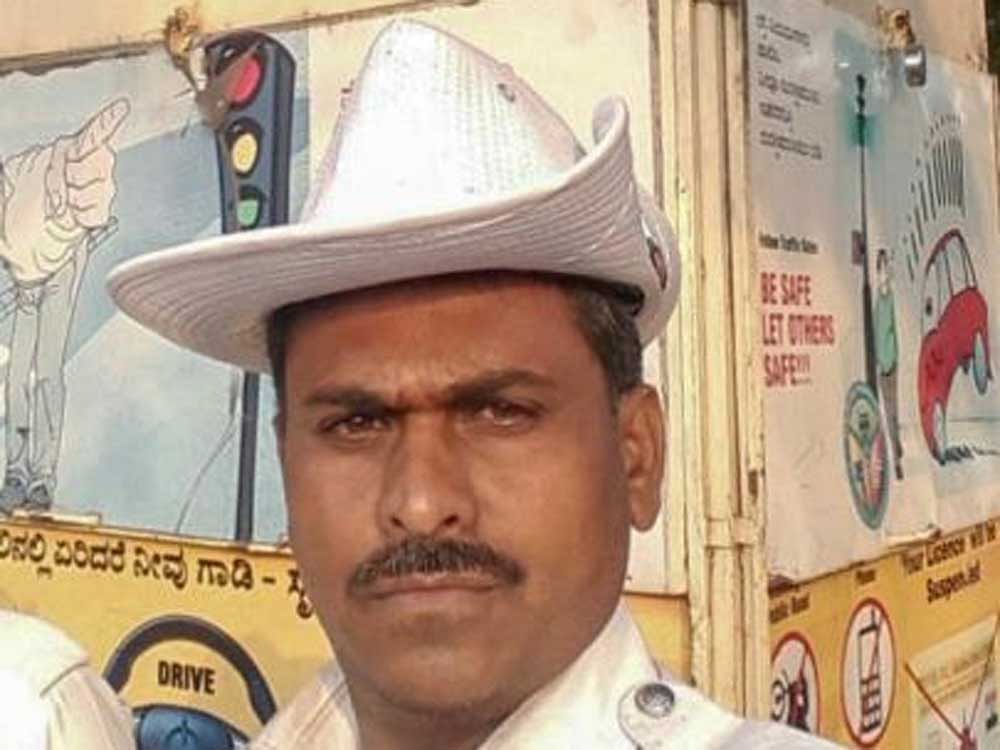 Lokesh K, attached to the Kumaraswamy Layout Traffic Police Station, went to the hospital along with the students and donated a unit of blood.
