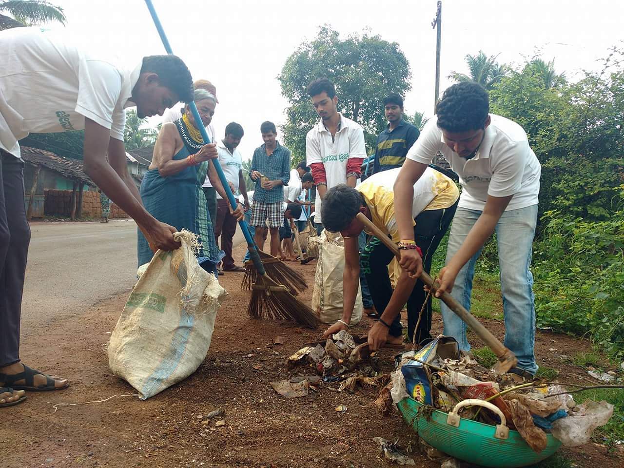 Jenugoodu volunteers at a cleanliness drive.