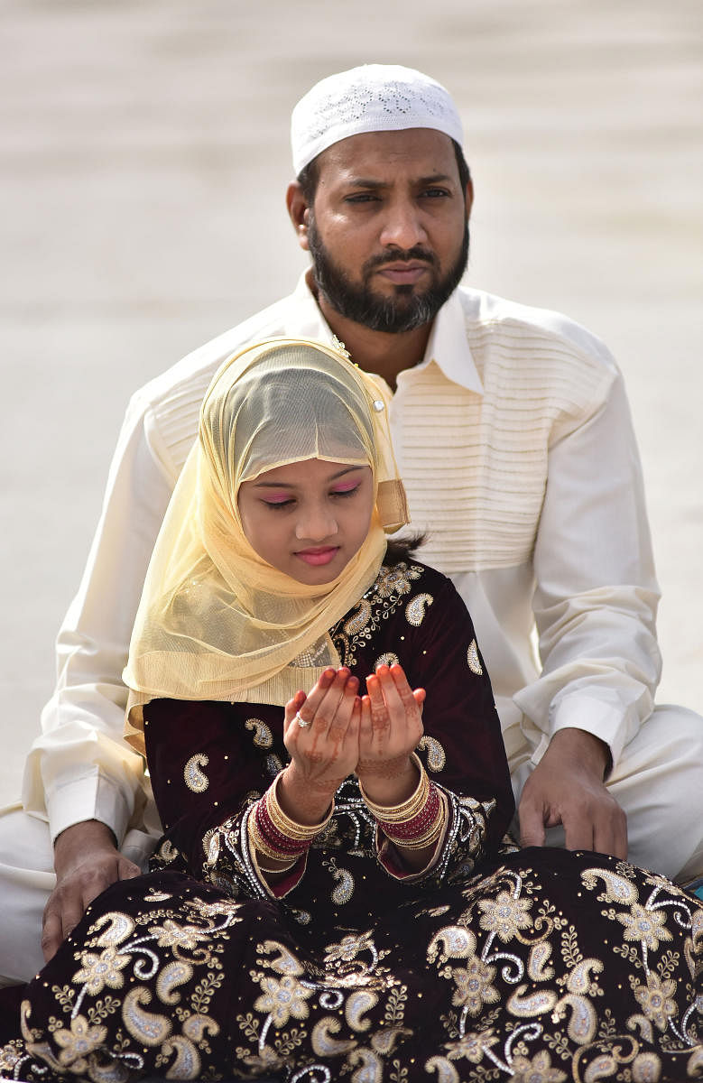 Worshippers offer prayers at the Eidgah Masjid on Mysuru Road. DH PHOTO 