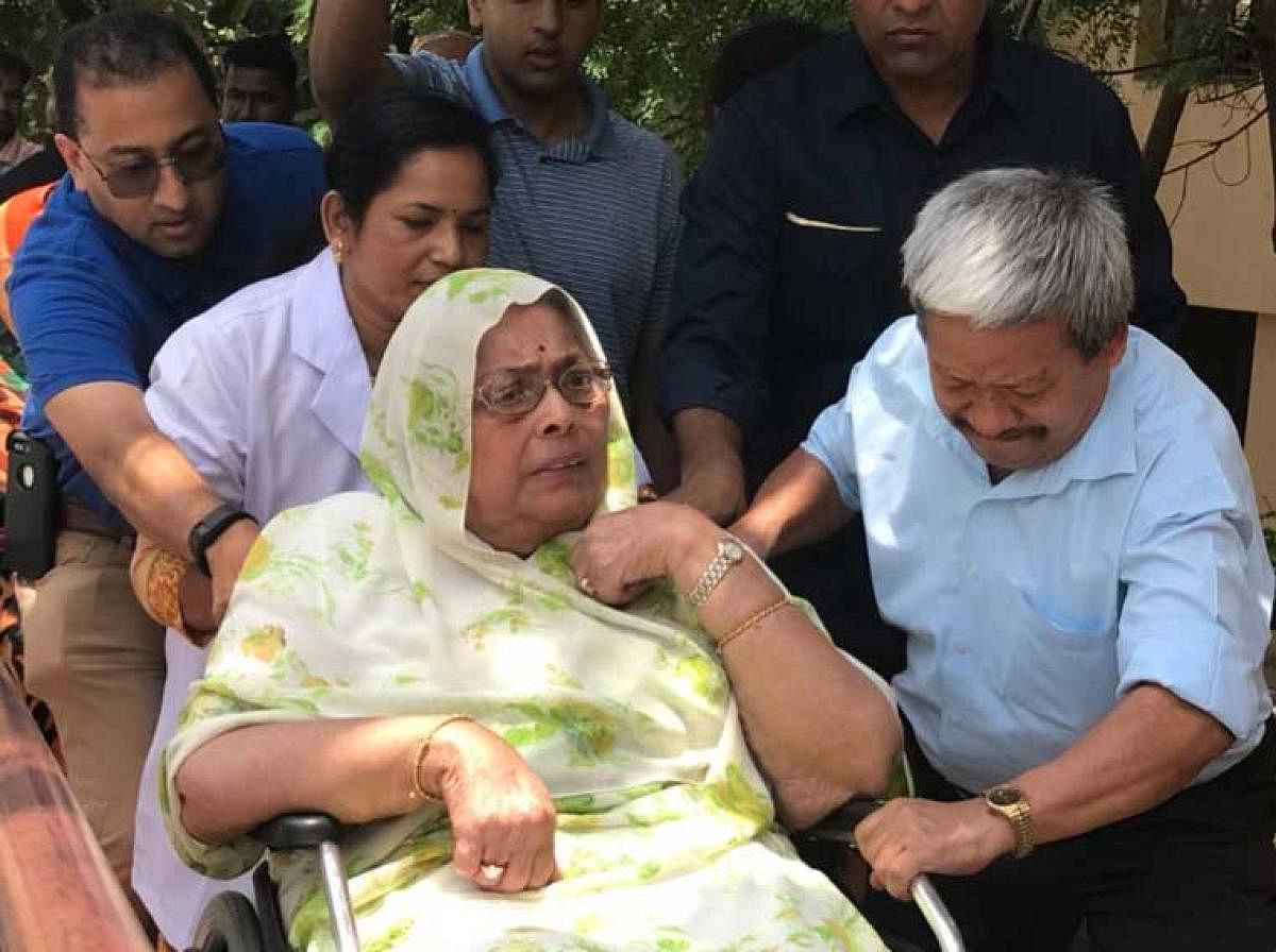 Former Madhya Pradesh Chief Minister late Arjun Singh's wife Saroj Kumari today moved a court here, alleging that her sons Abhimanyu Singh and Ajay Singh were harassing her and had forced her out of her house. Picture courtesy Twitter