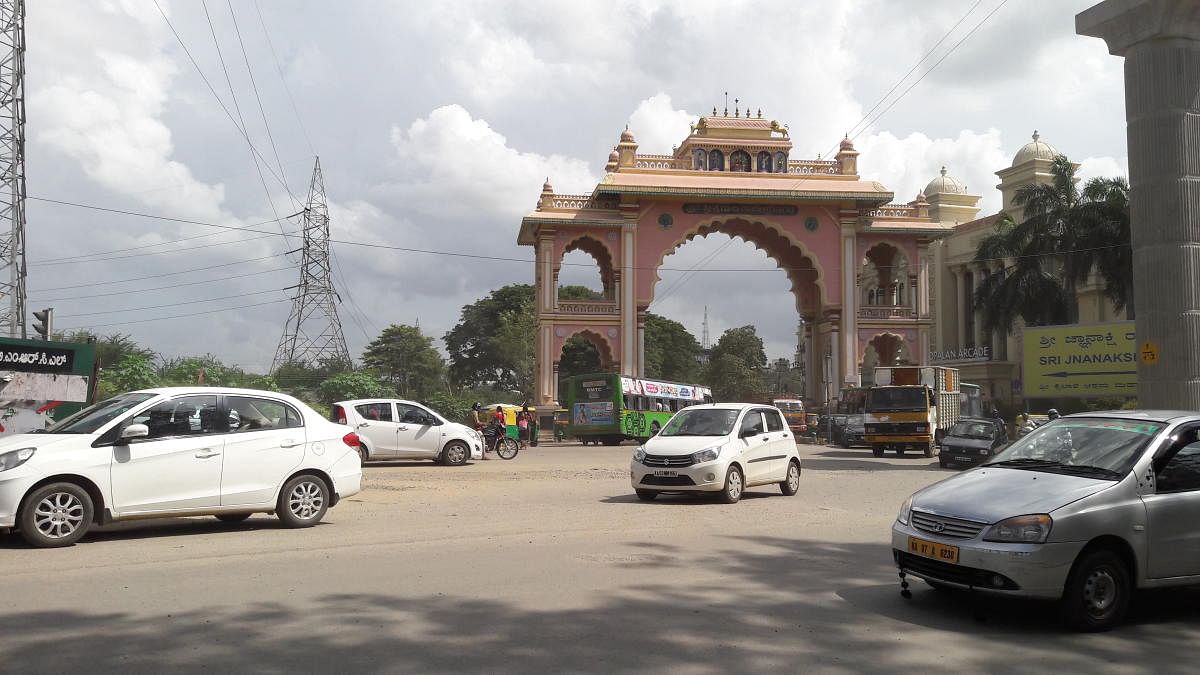 Currently, commuters enter and exit Rajarajeshwari Nagar through the arch. DH Photo