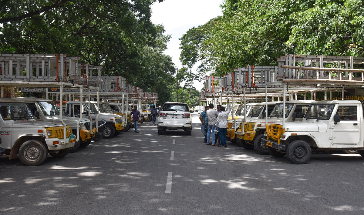  Street light maintenance contractors parked vehicles at the BBMP offices premises staging a protest a demanding payment of dues for street light maintenance in Bengaluru on Wednesday. dh  photo/ s k dinesh