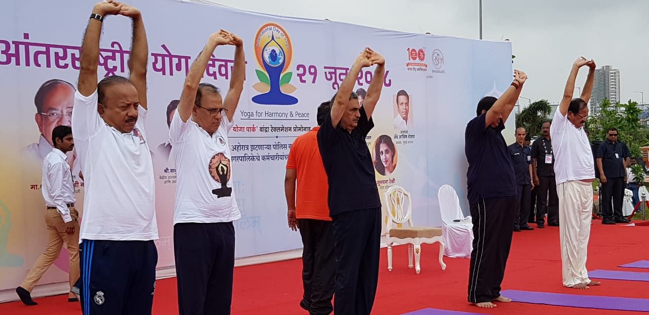 Vice President M Venkaiah Naidu and Maharashtra CM Devendra Fadnavis at the yoga day celebrations in Mumbai. (DH Photo)