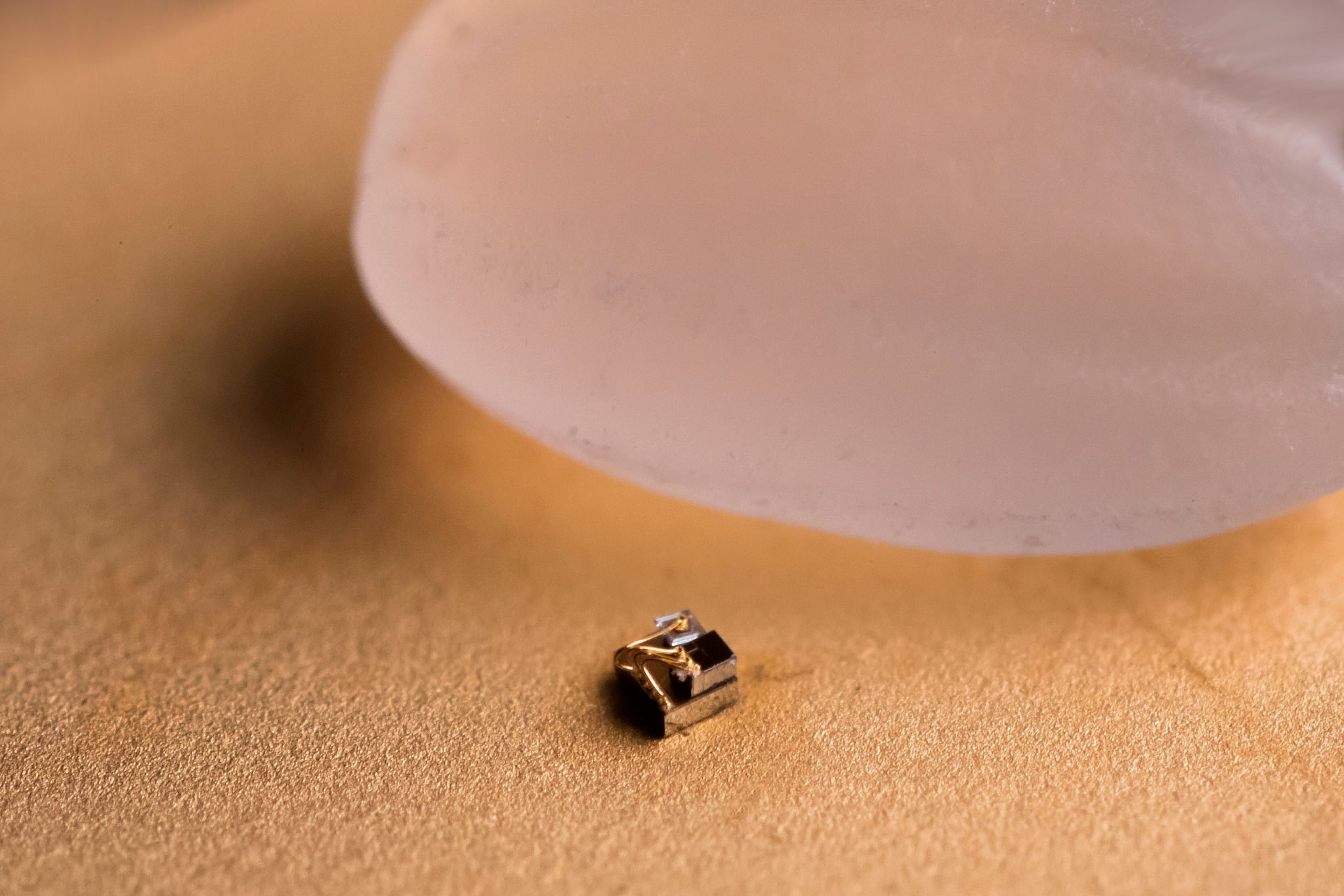 World's smallest computer – a device that measures just 0.3 millimetres and could help find new ways to monitor and treat cancer. (Credit: University of Michigan News/Flickr)
