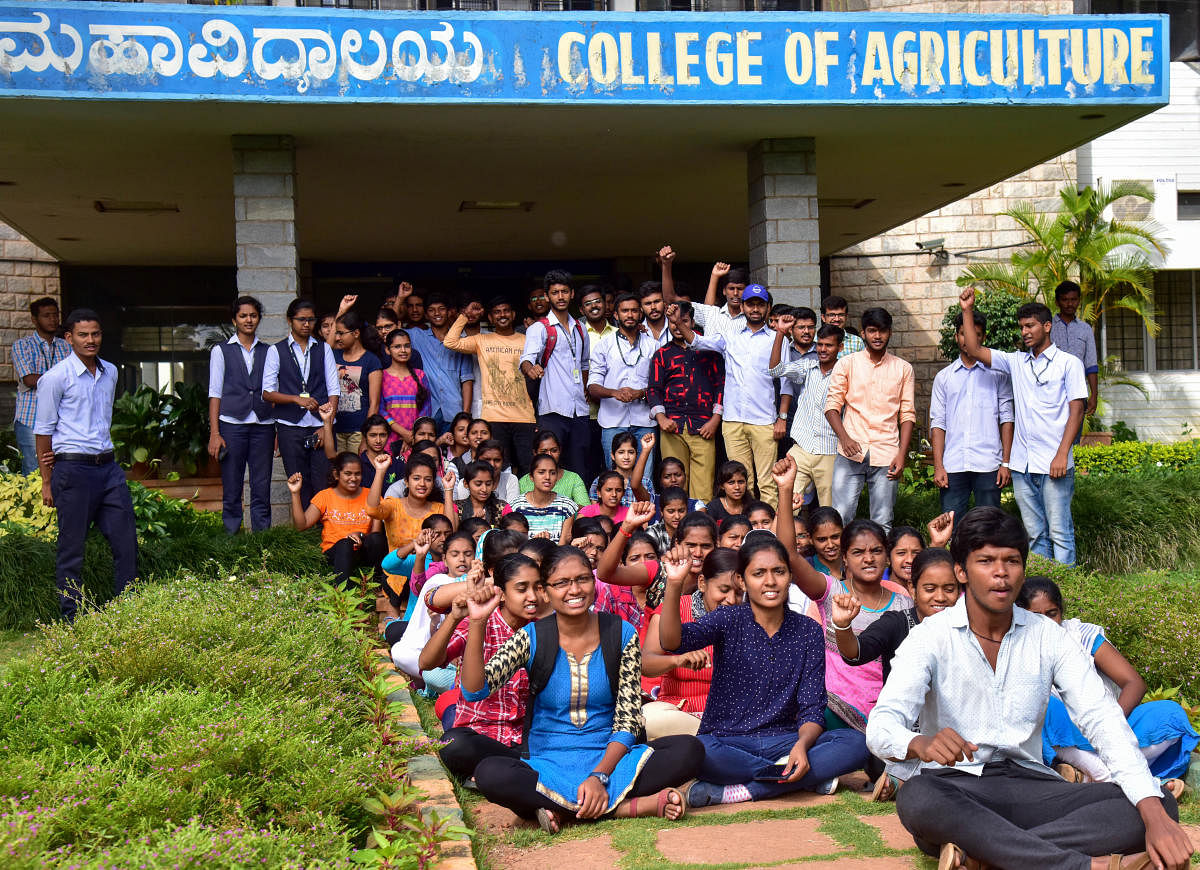Students protest at the College of Agriculture on Monday against the privatisation of agricultural courses. DH PHOTO