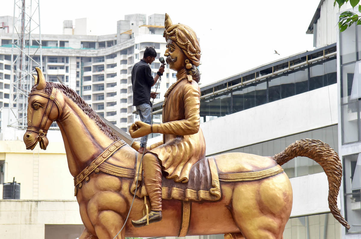 An artist giving a final touch to Kempegowda Statue, which has been inaugurating on the occasion of Kempegowda Jayanthi, at Yehwanthpura in Bengaluru on Tuesday 26.06.2018. Photo/ B H Shivakumar