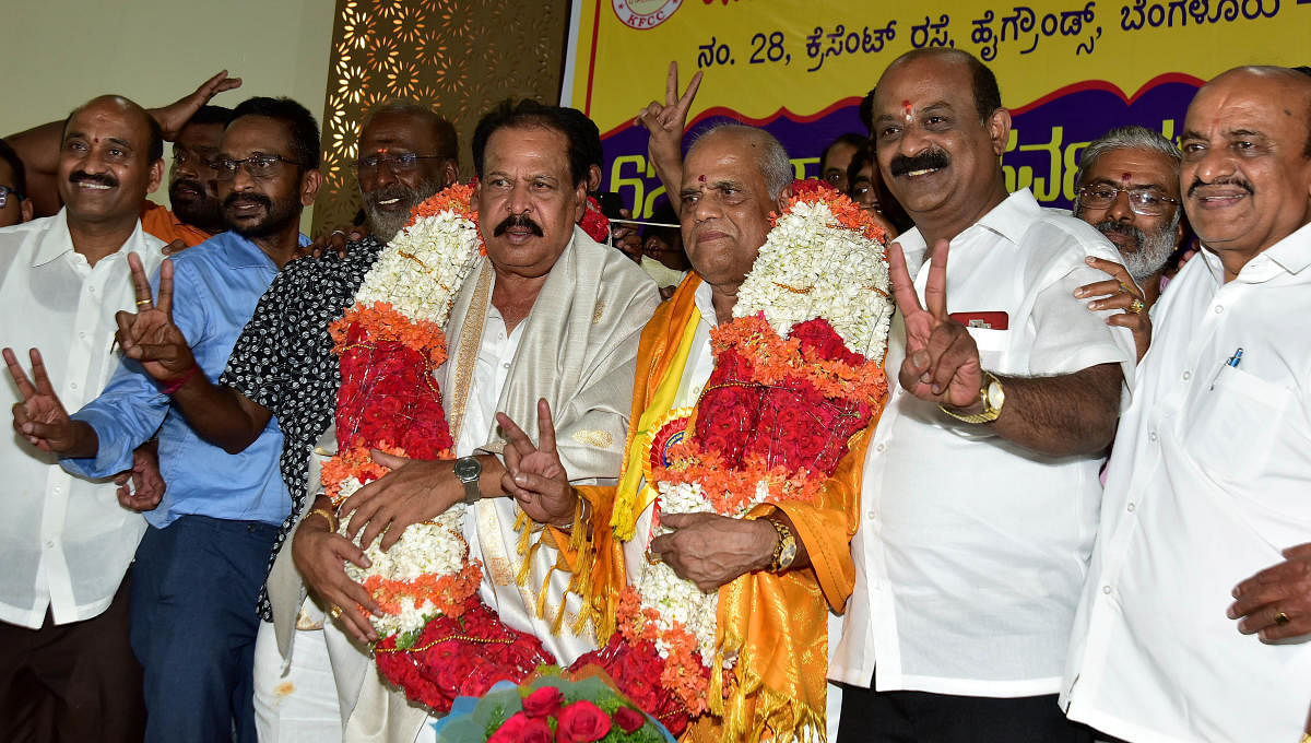 KFCC president Sa Ra Govindu with his successor S A Chinne Gowda. K M Veeresh, Subramanya H aka Kari Subbu, Ba Ma Harish and others are seen. DH PHOTO/RANJU P