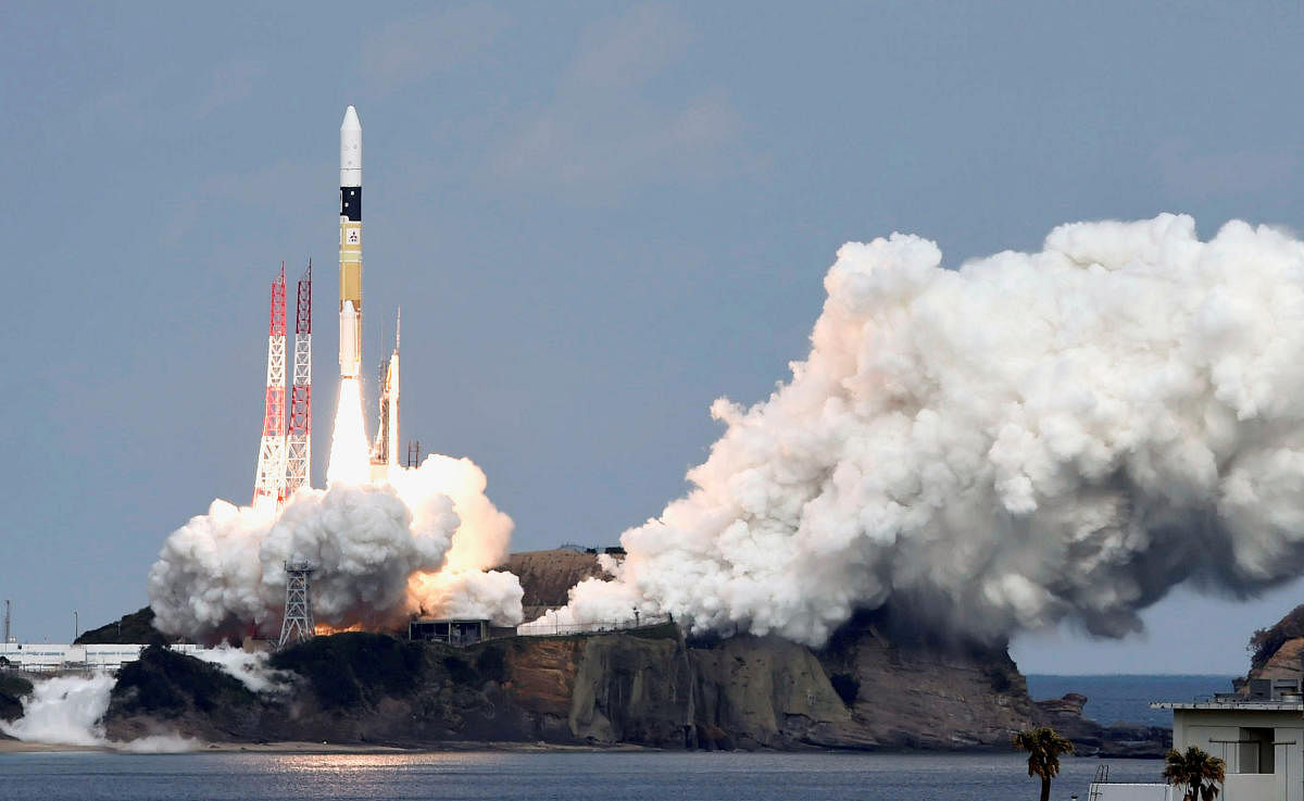 A H-IIA rocket carrying Hayabusa 2 space probe blasts off from the launching pad at Tanegashima Space Center on the Japanese southwestern island of Tanegashima, in this photo taken on December 3, 2014. (Reuter file photo)