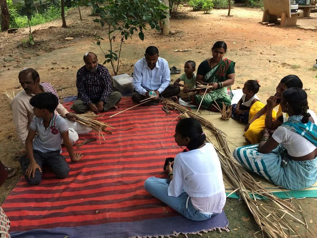 A group of people involved in weed craft near the Kaikondrahalli lake.