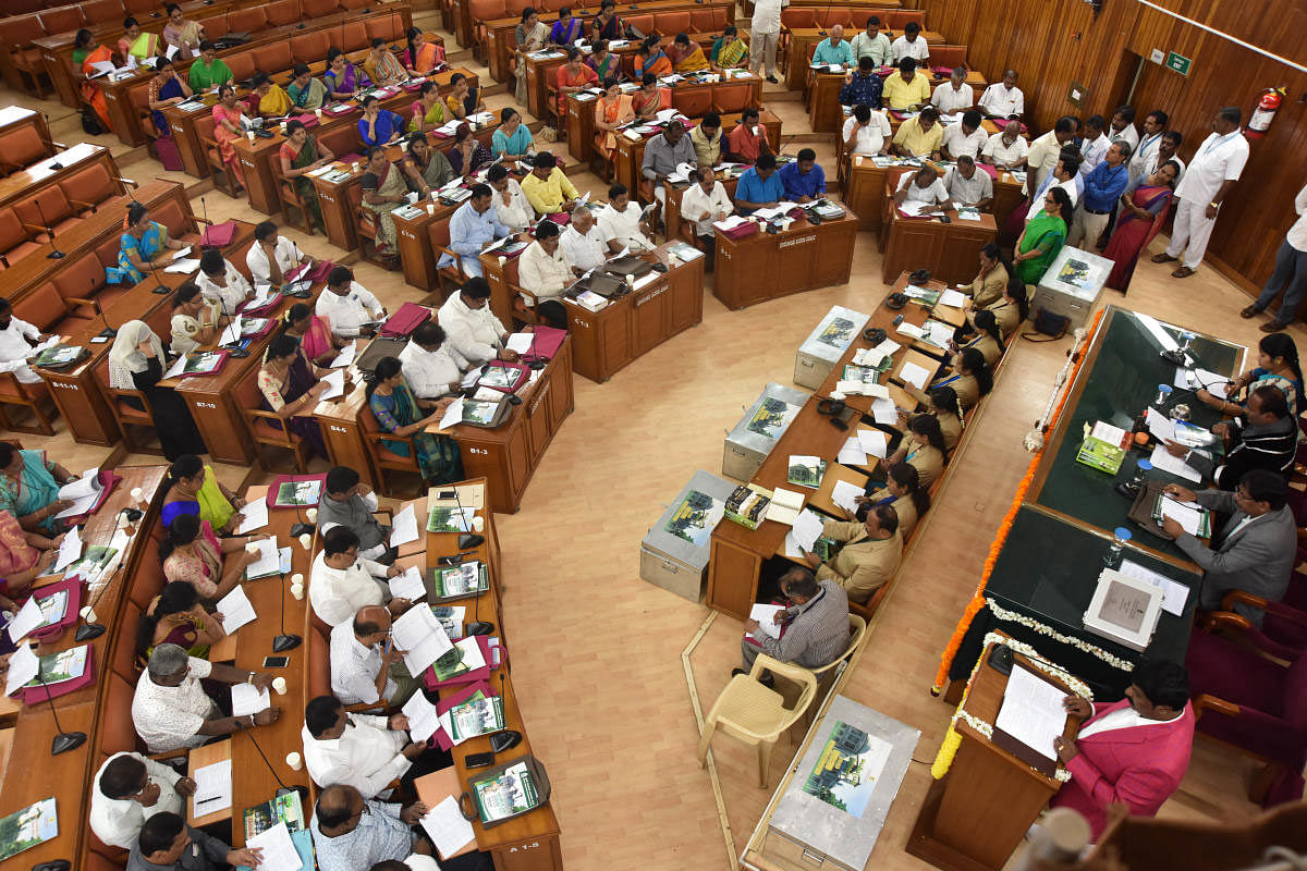 Chief Minister H D Kumaraswamy on Wednesday received support from his cabinet colleague and Congress party leader N H Shivashankar Reddy in presenting a new full-fledged budget.  DH file photo 