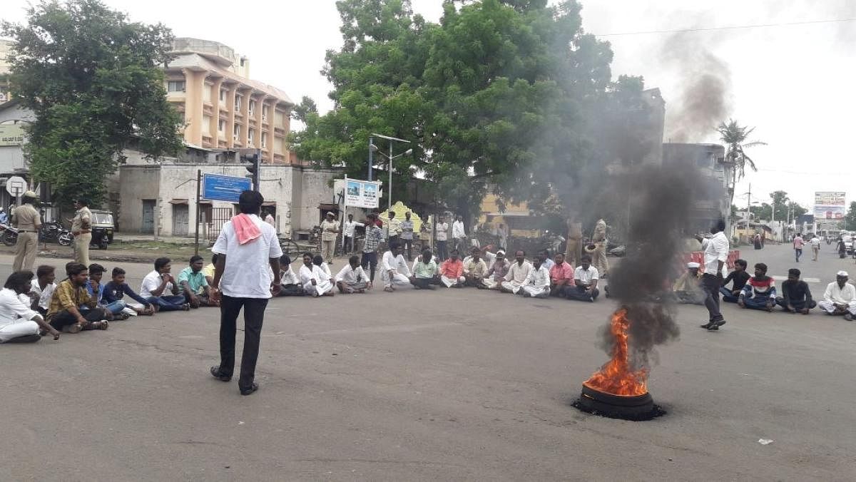 Members of the Madiga community protest against the district administration for not observing former deputy prime minister Jagajivan Ram's death anniversary. DH photo.